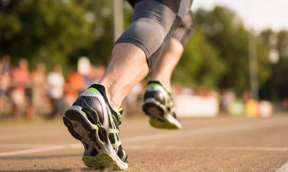Atleta em movimento utilizando tênis esportivo de alto desempenho unindo biomecânica e tendências de moda para alta performance