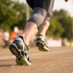 Atleta em movimento utilizando tênis esportivo de alto desempenho unindo biomecânica e tendências de moda para alta performance