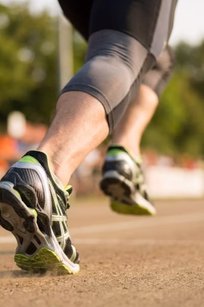 Atleta em movimento utilizando tênis esportivo de alto desempenho unindo biomecânica e tendências de moda para alta performance